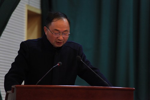 图为县残联理事长袁祖军代表第三届主席团作大会报告
