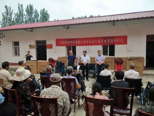 图为县委副书记张金龙到彭新镇江榜村开展捐赠轮椅活动