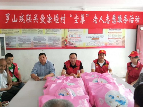 图为县残联党组书记、理事长袁祖军发表热情洋溢的讲话