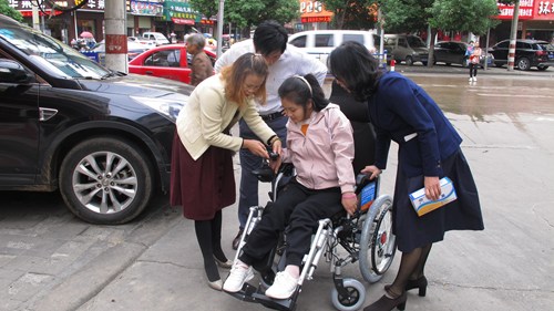 图为  市残联为文秀珍捐赠轮椅